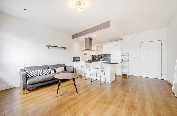 Flat Brownhill Road in Greater London