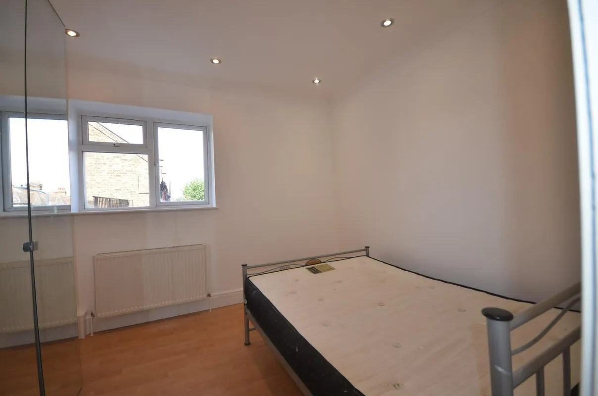 Flat Sandringham Road in Greater London