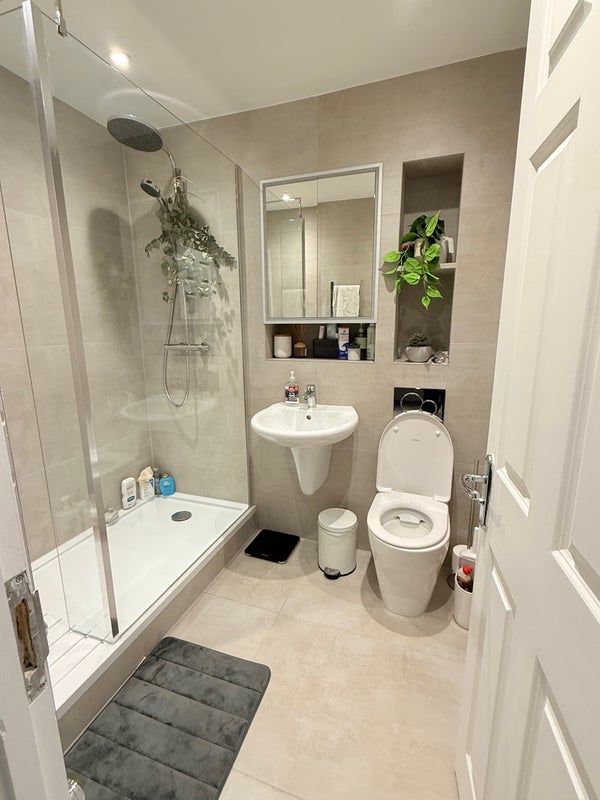 Room Manchester Road in Greater London