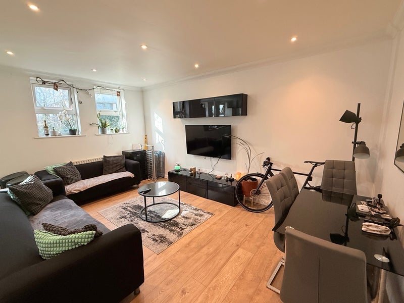 Room Manchester Road in Greater London
