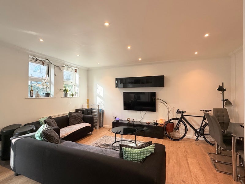 Room Manchester Road in Greater London