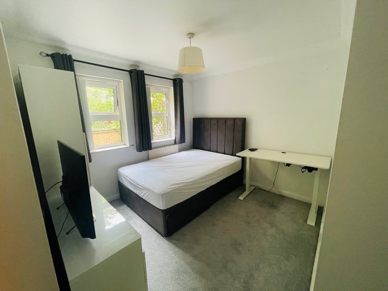 Room Manchester Road in Greater London