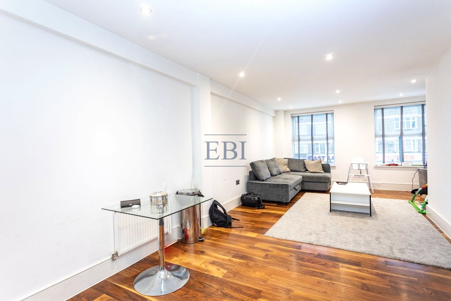Flat Commercial Road in Greater London