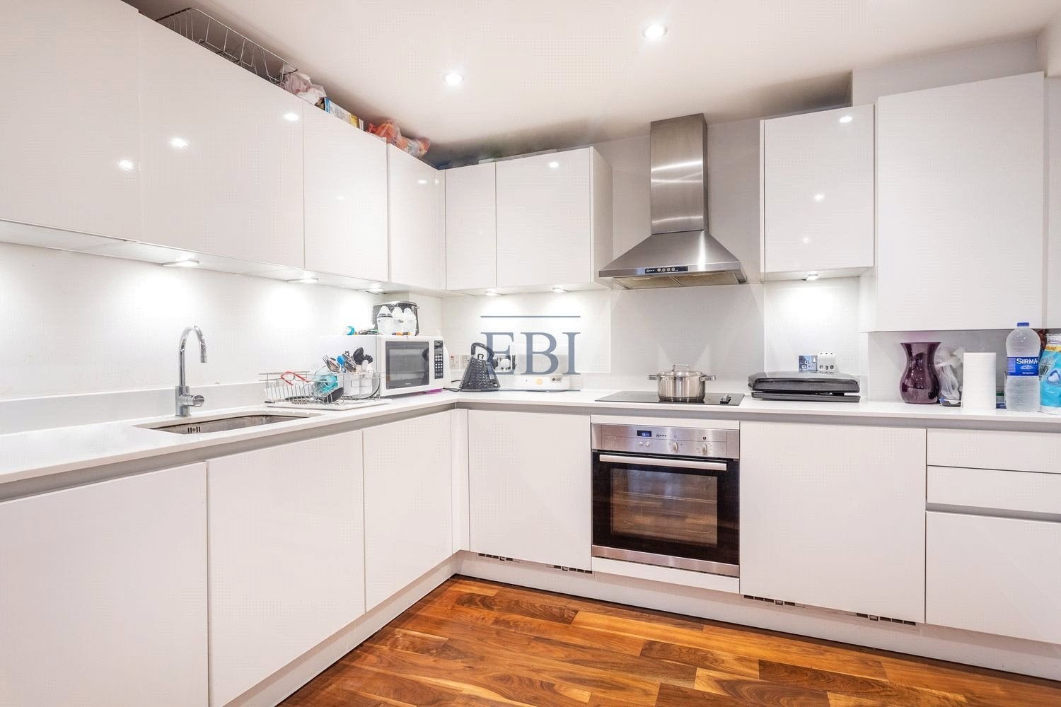 Flat Commercial Road in Greater London