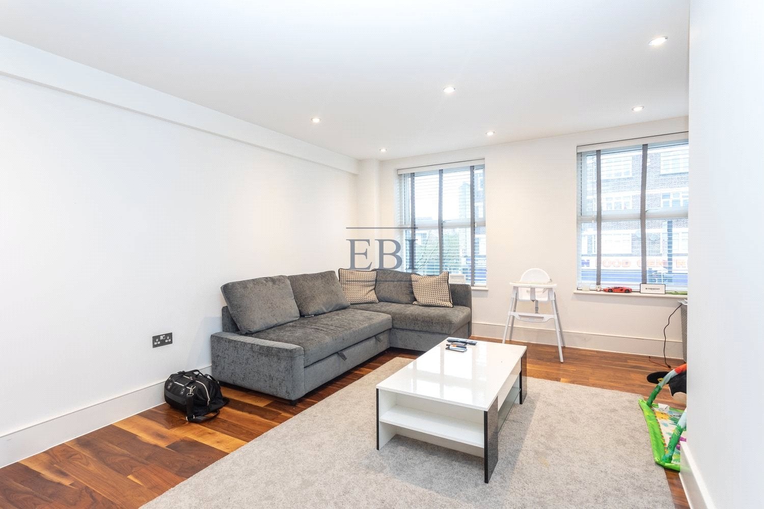 Flat Commercial Road in Greater London