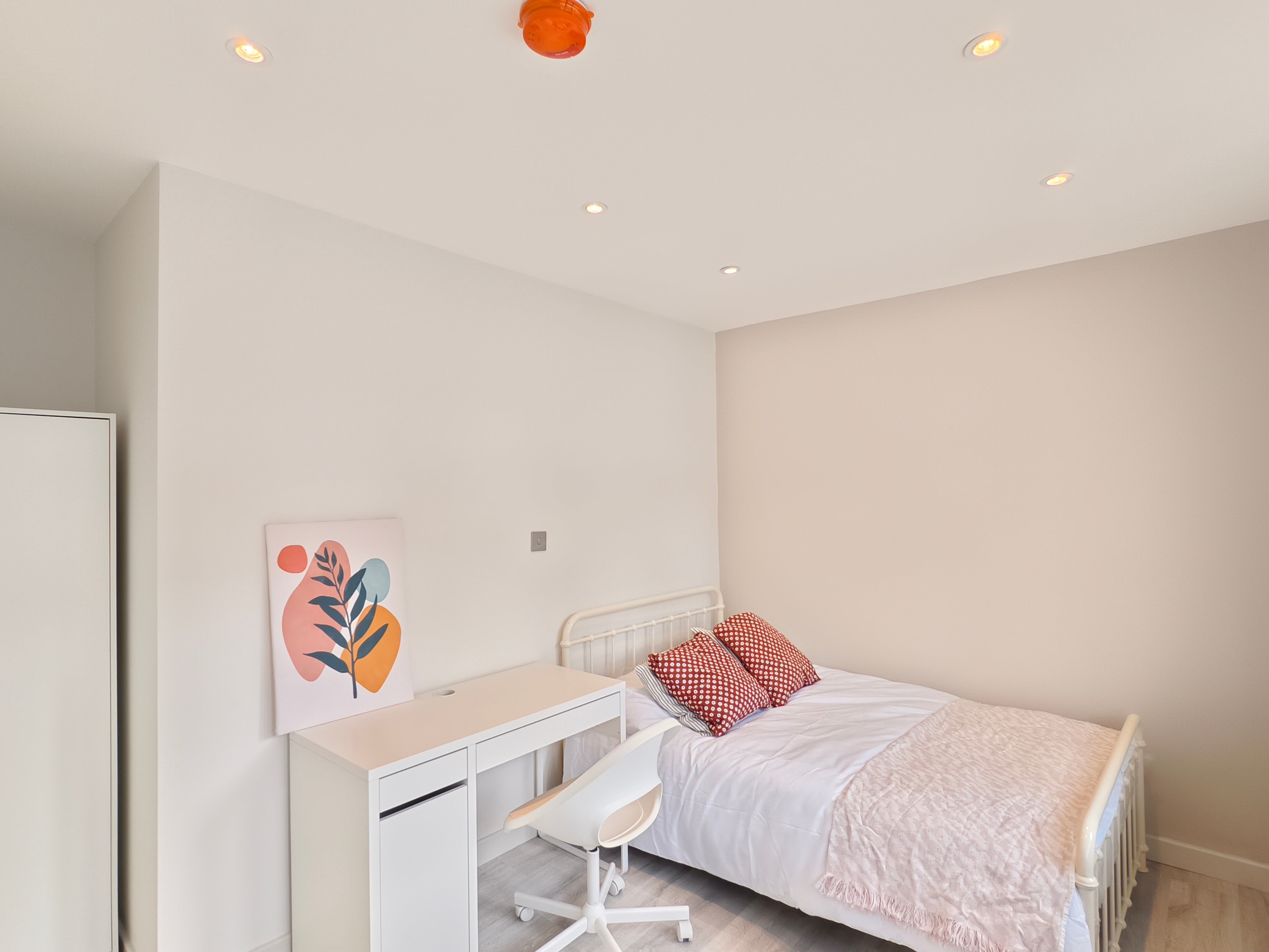 Flat Bisson Road in Greater London