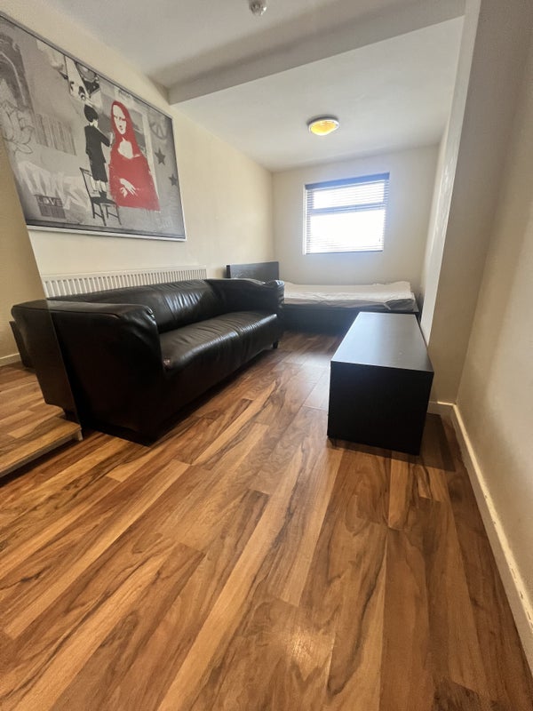 Room Sanger Close in Nottingham