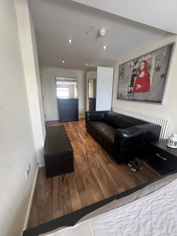 Room Sanger Close in Nottingham