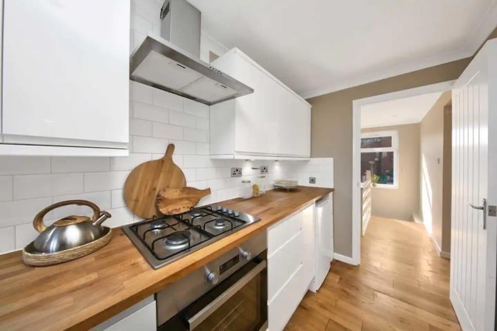 Flat Oliver Road in Greater London