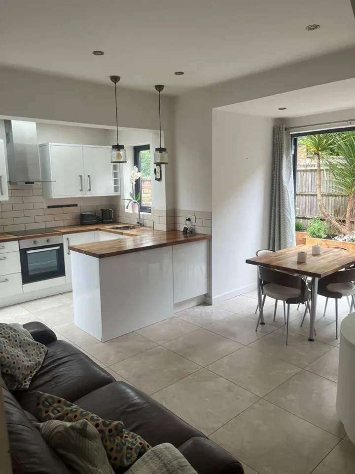 Flat Harborough Road in Greater London