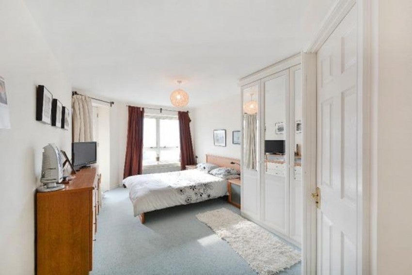 Flat Princes Riverside Road in Greater London
