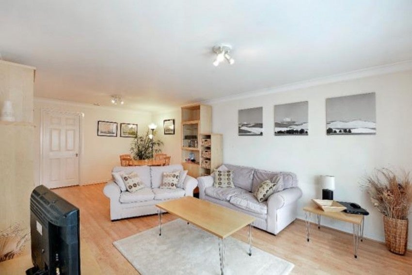 Flat Princes Riverside Road in Greater London