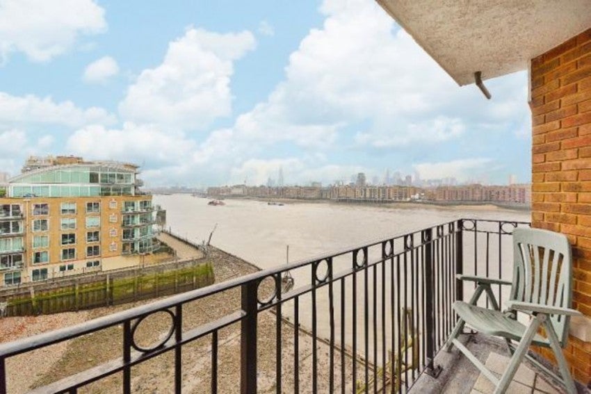 Flat Princes Riverside Road in Greater London