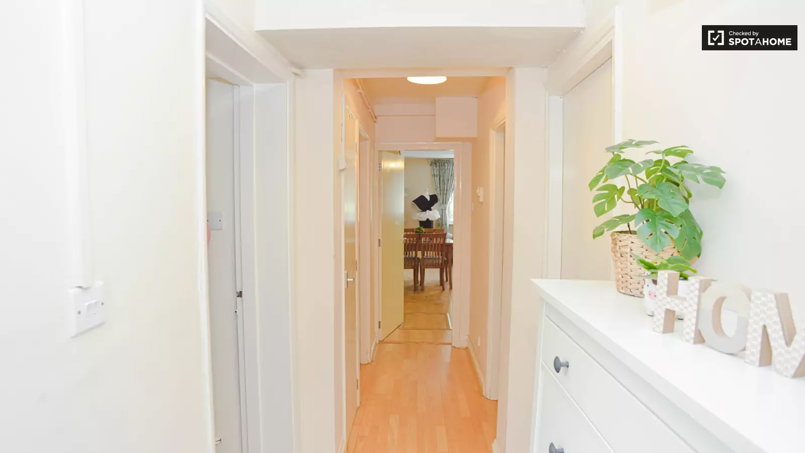 Flat Queensdale Road in Greater London