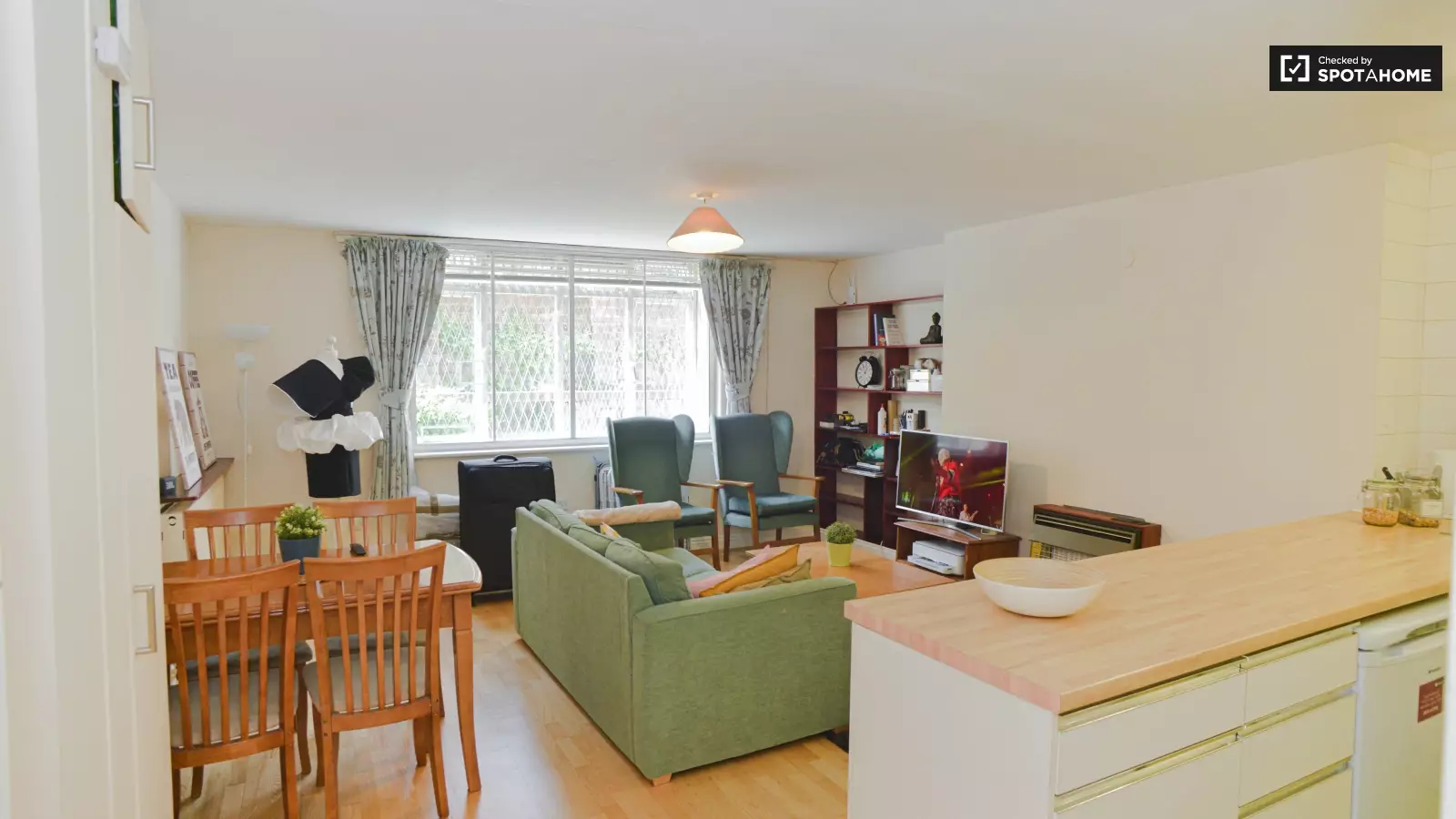 Flat Queensdale Road in Greater London