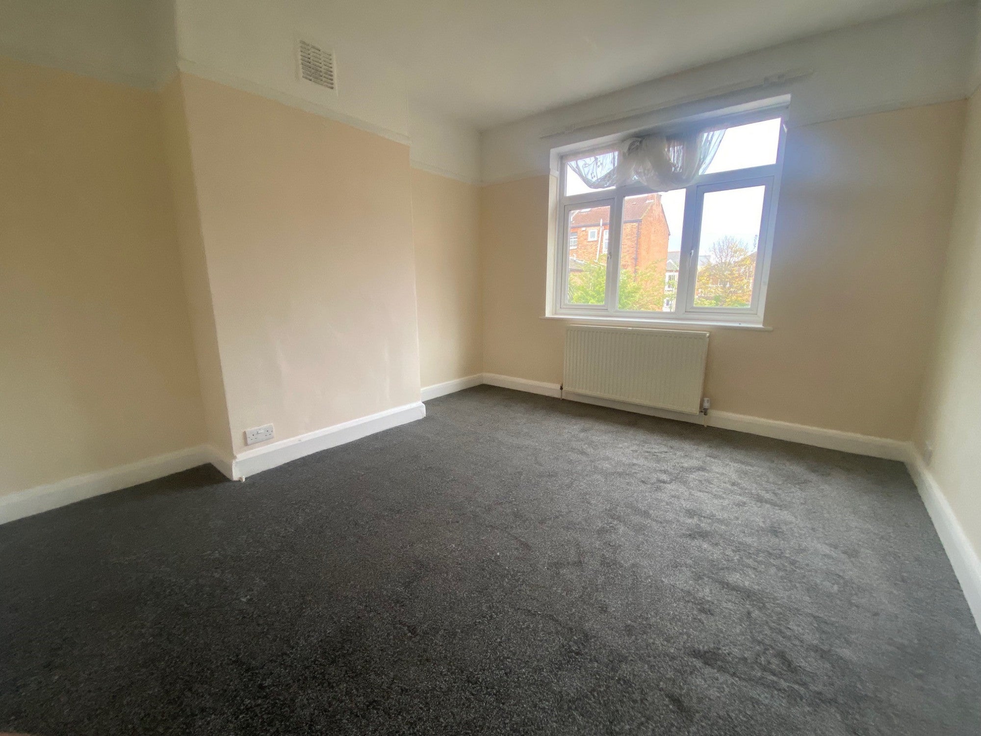 Flat Mitcham Road in Greater London