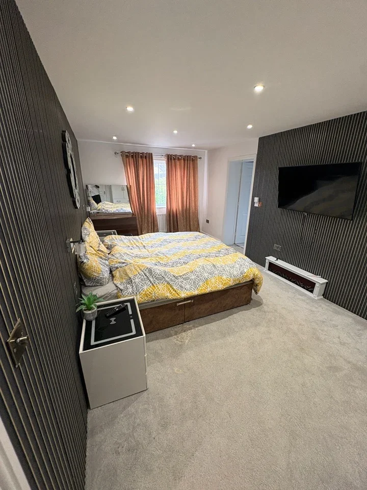Room Newlyn Close in Greater London