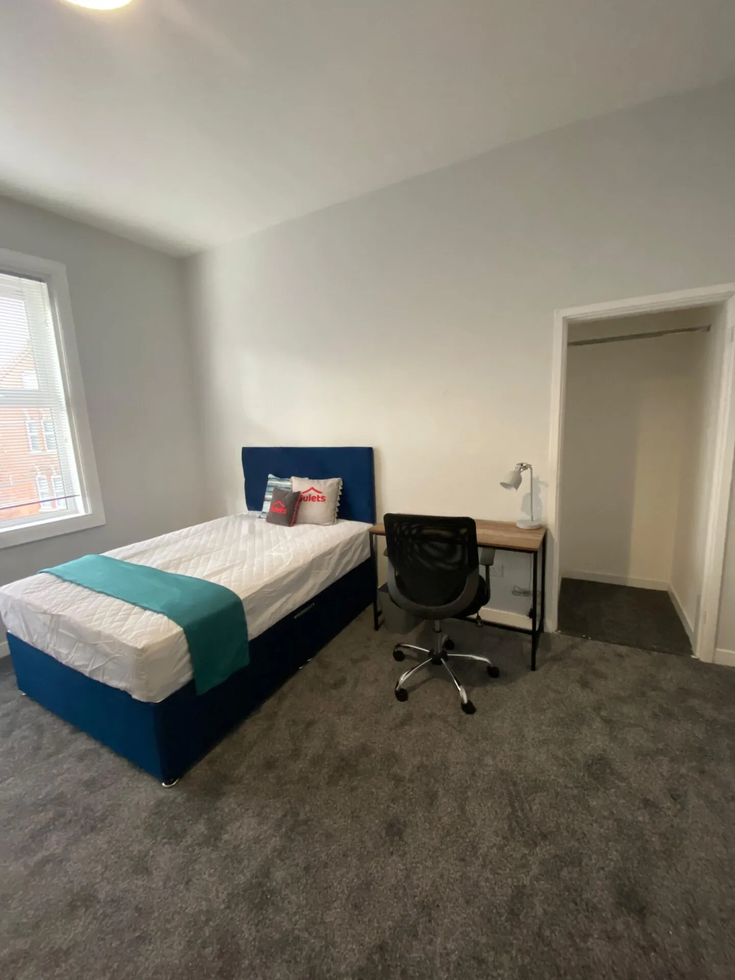 Flat Myrtle Road in Leicester