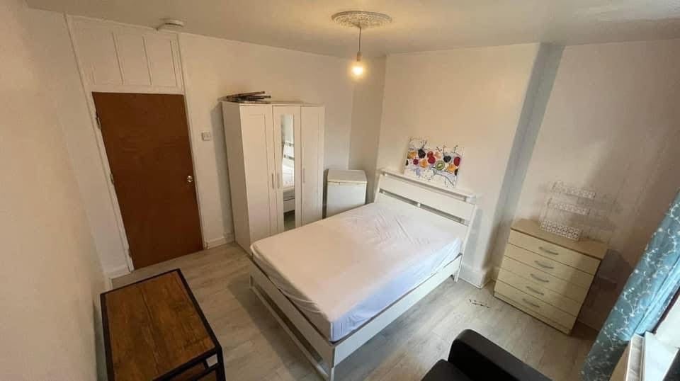 Room Chicksand Street in Greater London