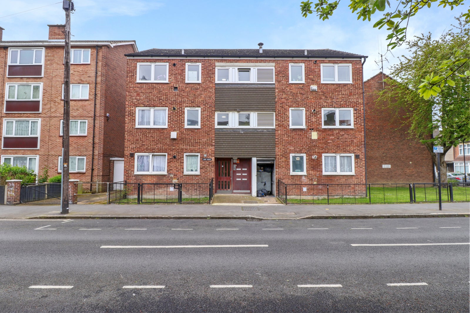 Flat Dore Avenue in Greater London