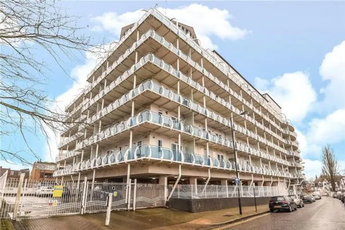 Flat Lyon Road in Greater London