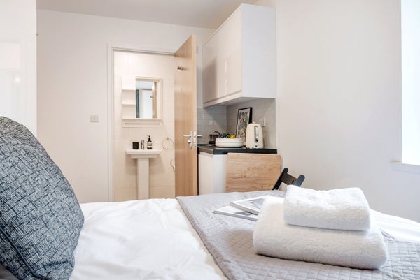 Room Queen's Drive in London