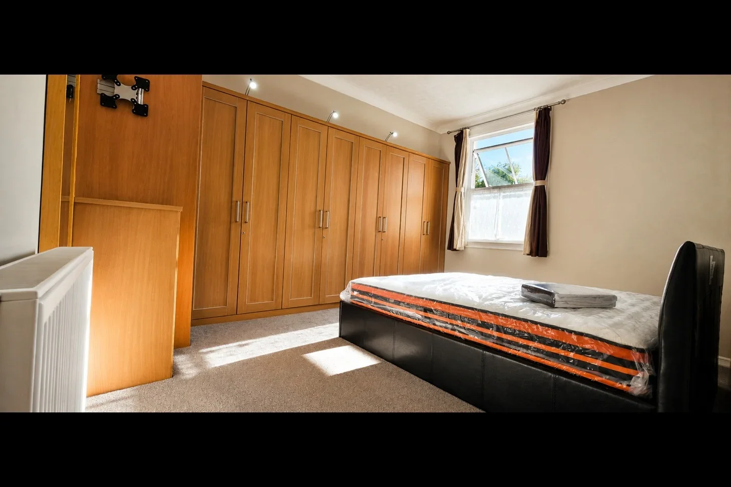 Flat Radnor Road in Greater London