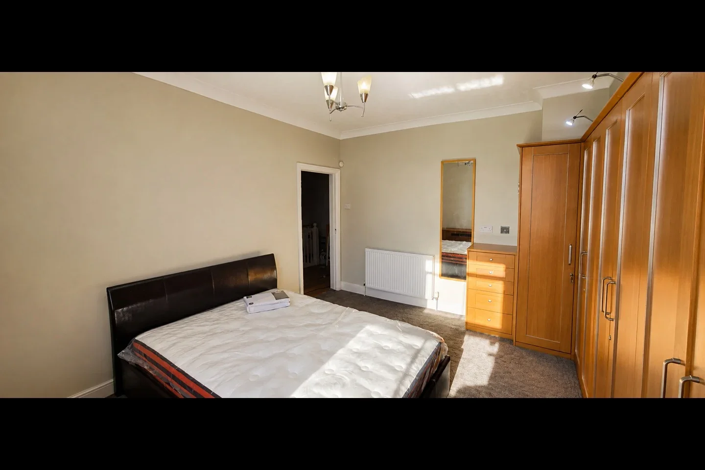 Flat Radnor Road in Greater London