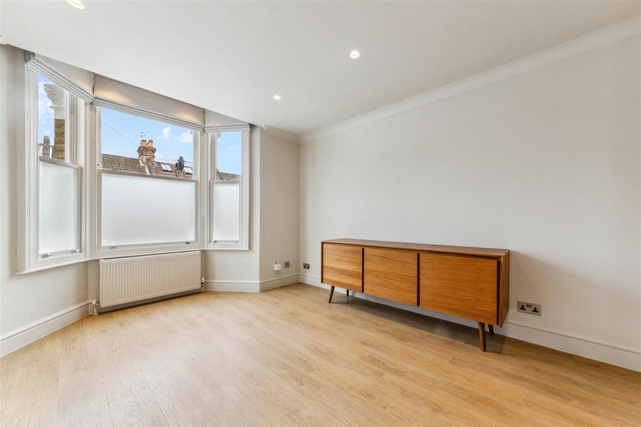 Flat Raeburn Street in Greater London