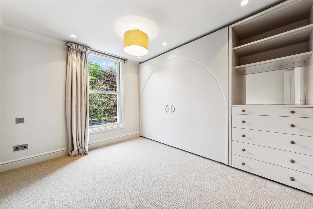 Flat Raeburn Street in Greater London