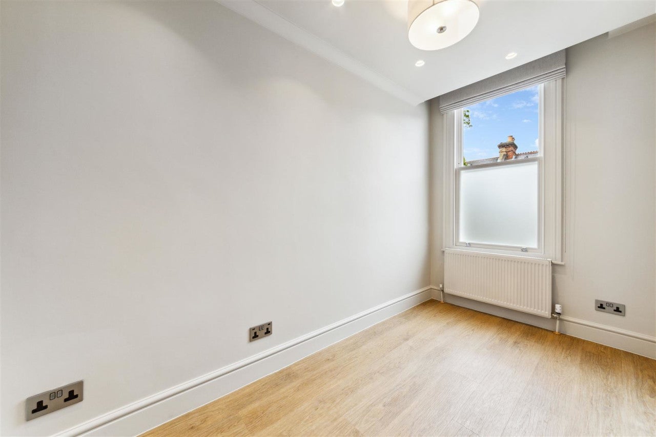 Flat Raeburn Street in Greater London
