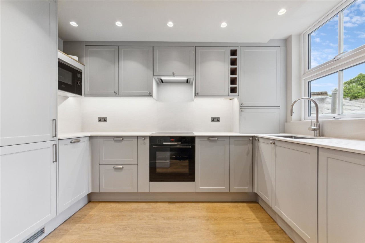 Flat Raeburn Street in Greater London