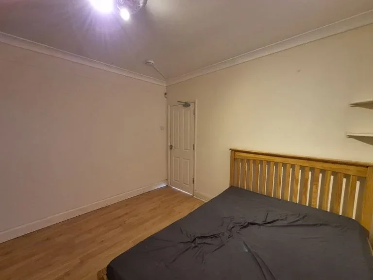 Room Parkfield Road in Greater London