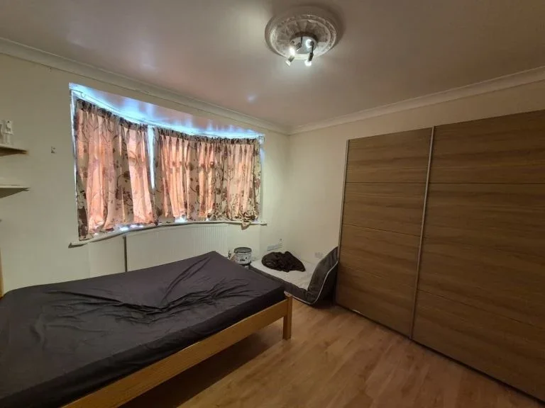 Room Parkfield Road in Greater London