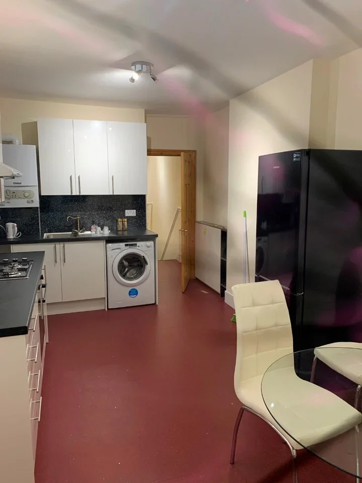 Flat Drayton Road in Greater London