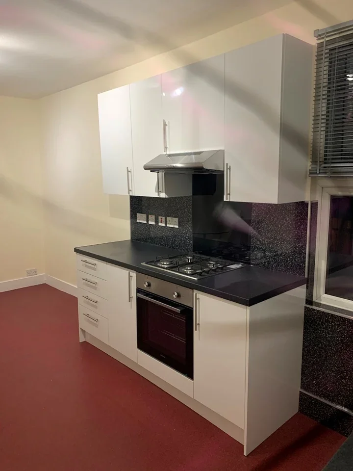 Flat Drayton Road in Greater London