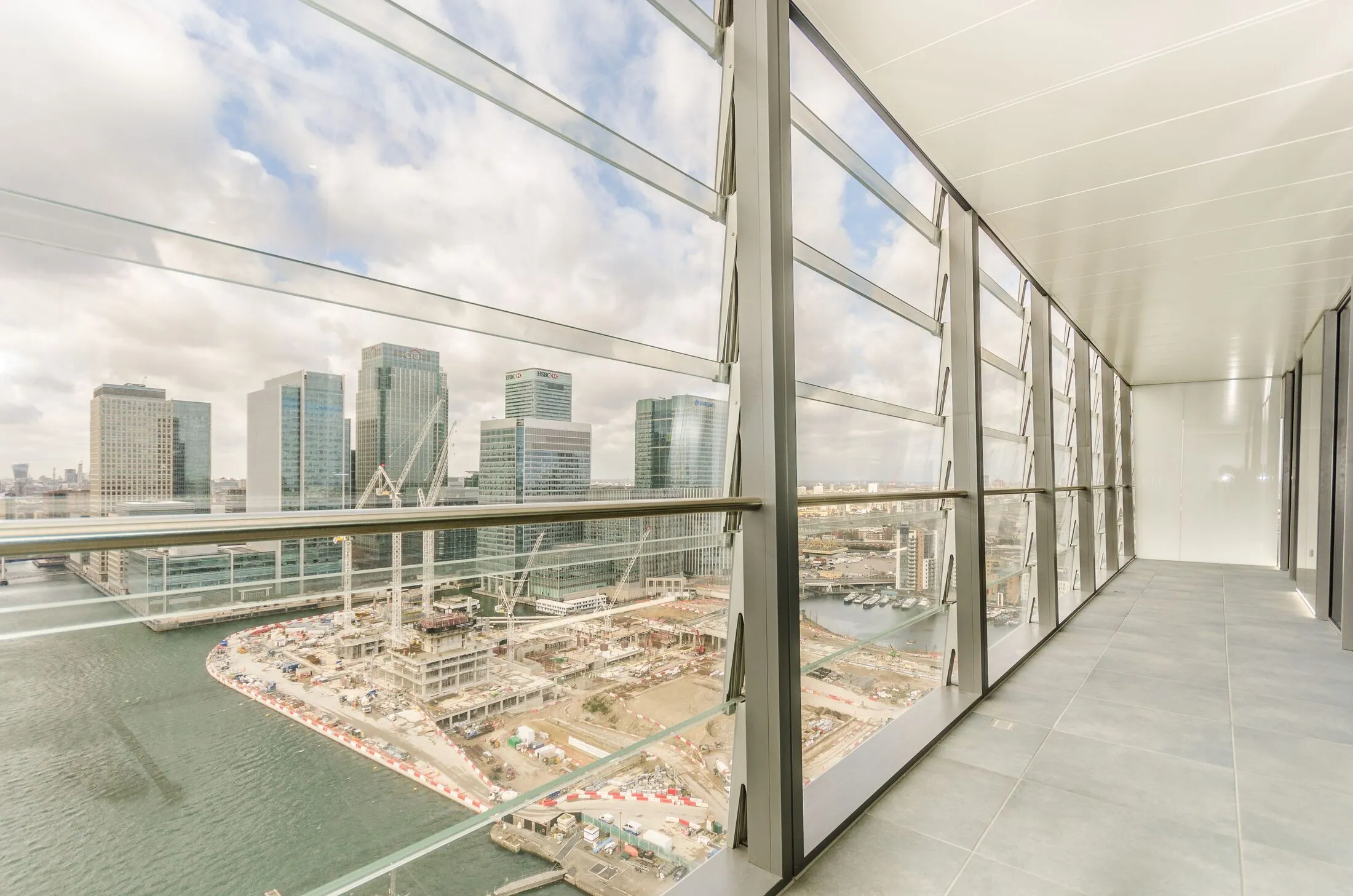 Flat Dollar Bay Place in Greater London