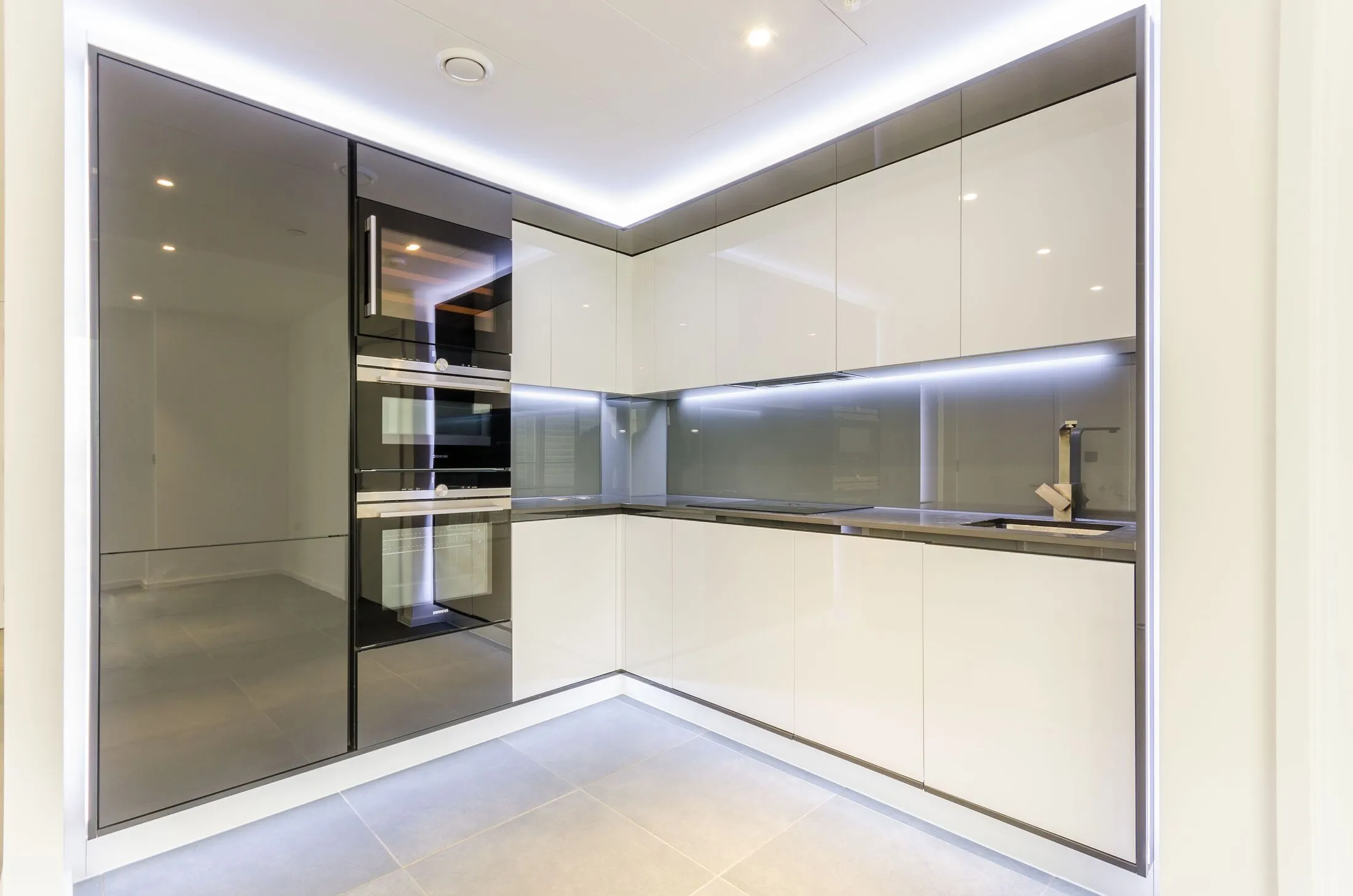 Flat Dollar Bay Place in Greater London
