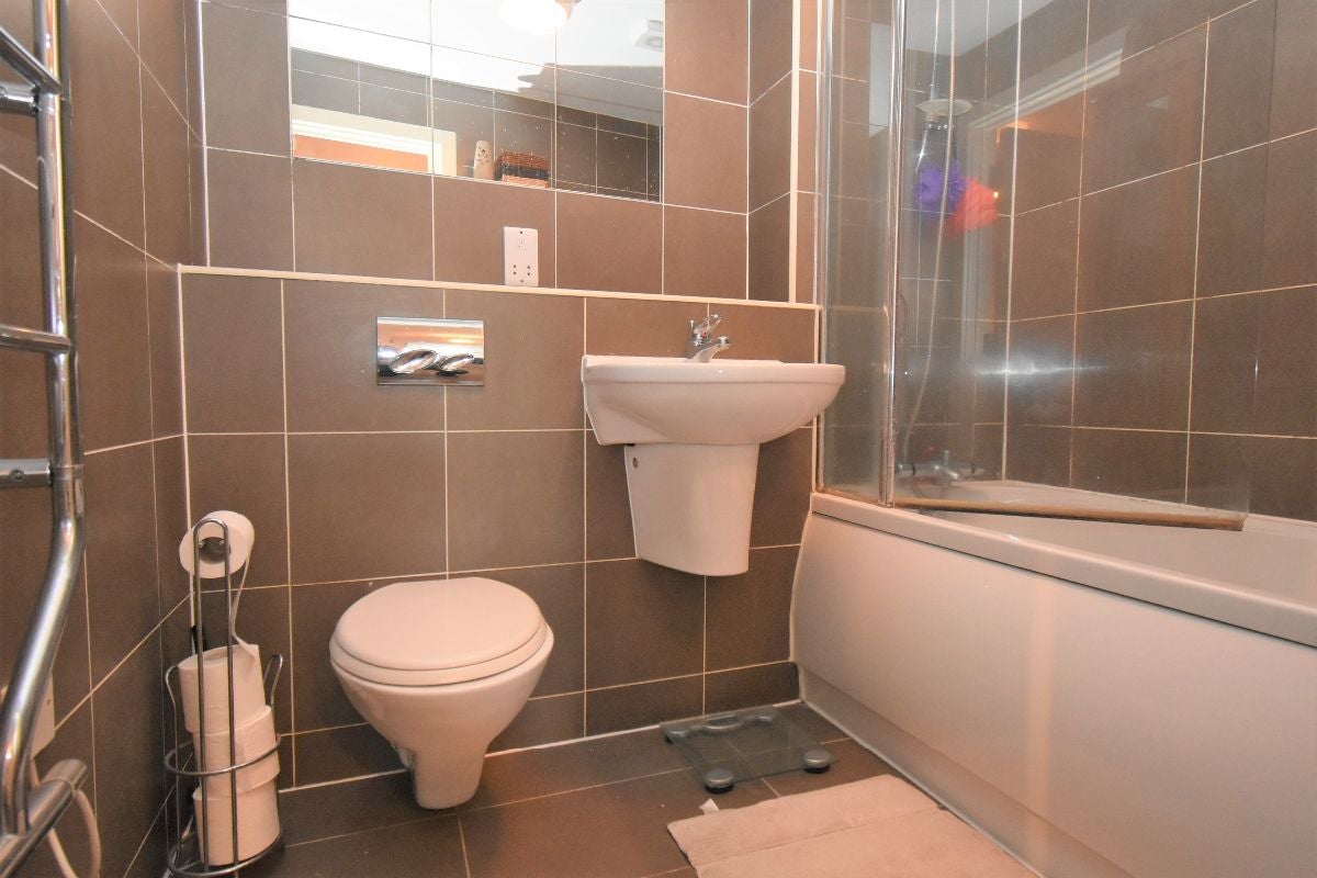 Flat Billet Lane in Greater London