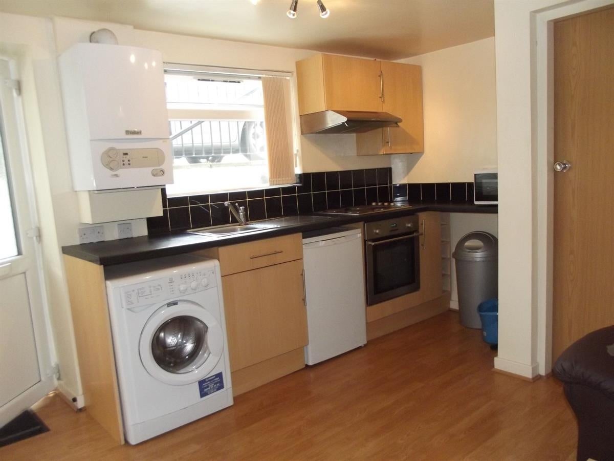 Flat Birchfields Road in Manchester