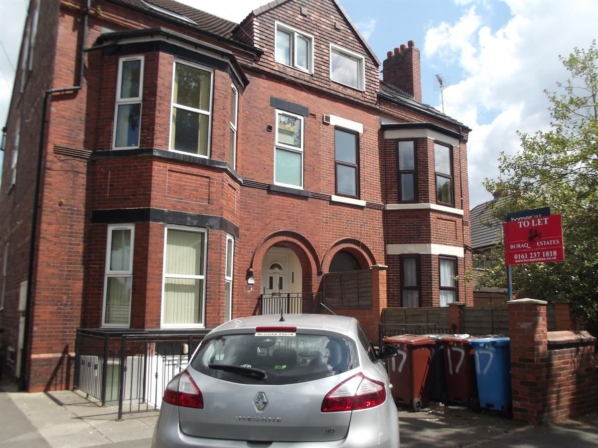 Flat Birchfields Road in Manchester