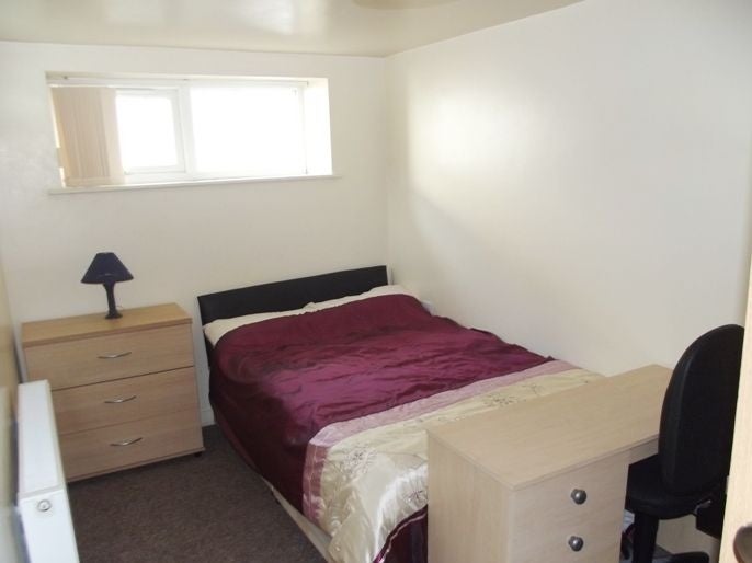 Flat Birchfields Road in Manchester