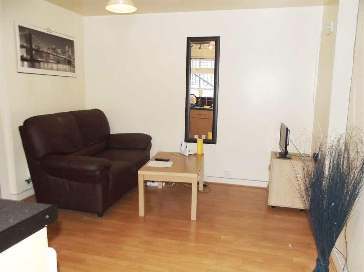 Flat Birchfields Road in Manchester