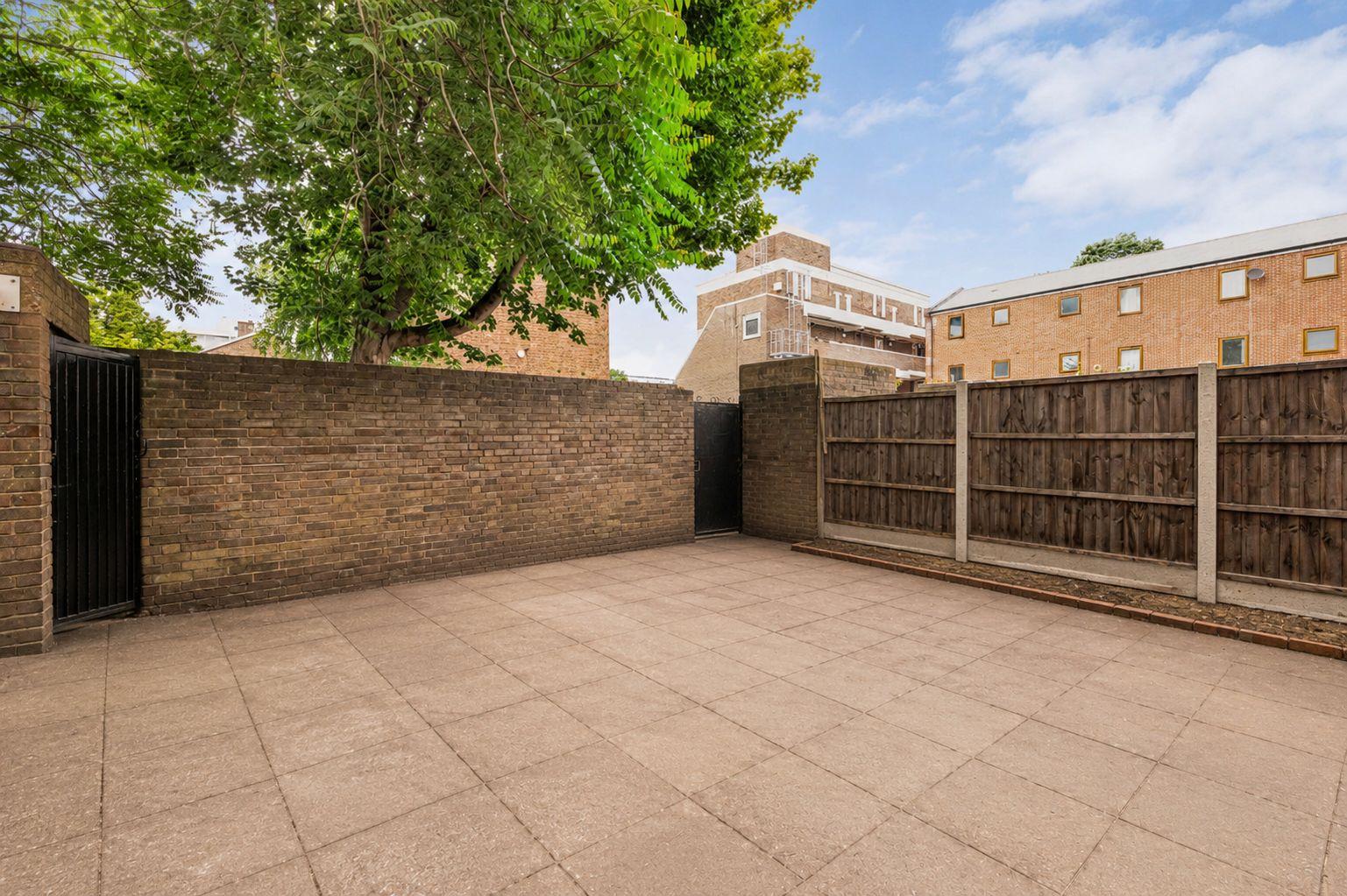 Flat Cable Street in Greater London