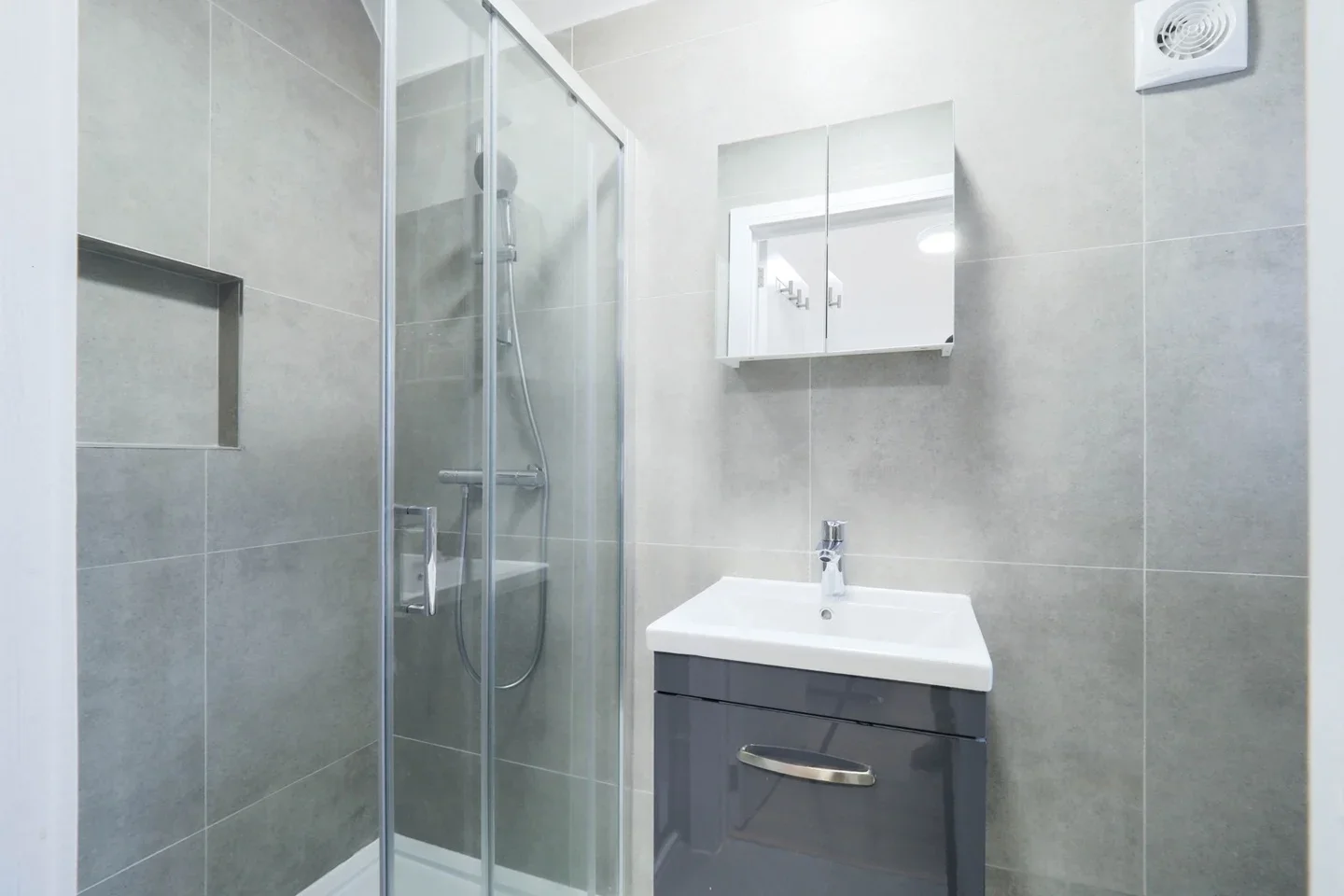 Room Furzehill Road in Hertsmere