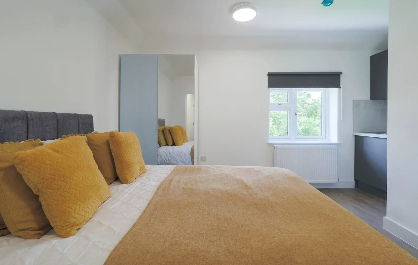 Room Furzehill Road in Hertsmere