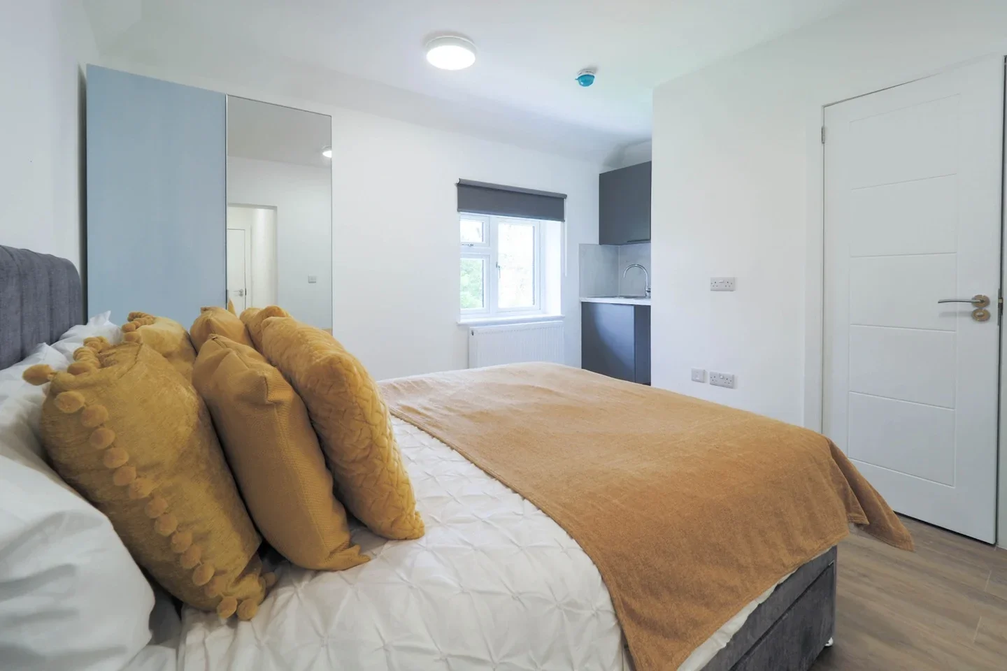 Room Furzehill Road in Hertsmere