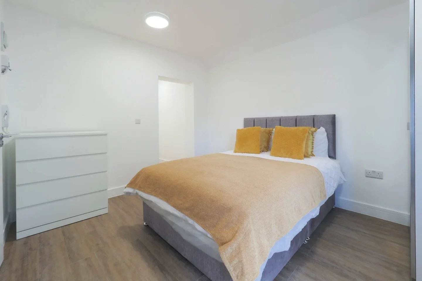 Room Furzehill Road in Hertsmere
