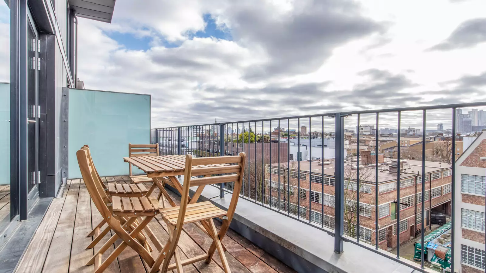 Flat De Beauvoir Crescent in Greater London
