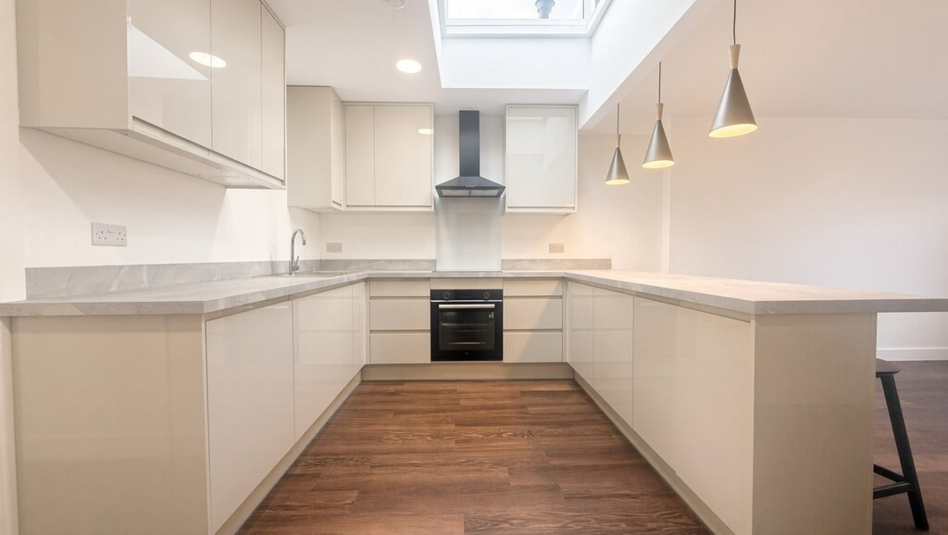 Flat Harlington Road West in Greater London